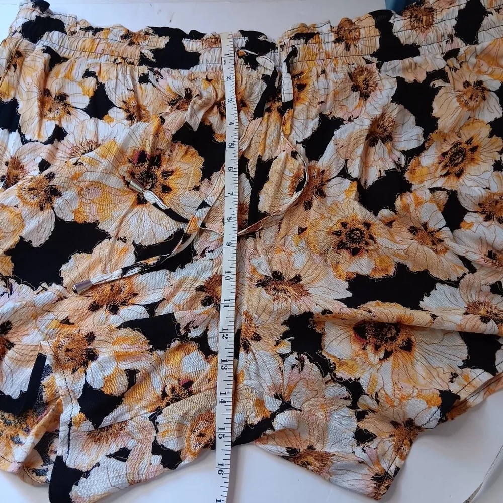 NWT Resort wear short pockets floral print Black Cream rayon Plus Size 2X. - Picture 7 of 15